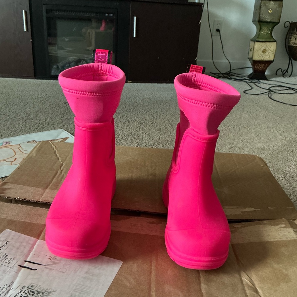UGG Kids Boots in Bright Pink